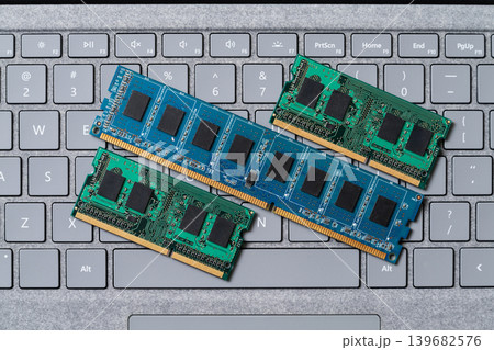キーボードの上に乗っているメモリ　テクノロジーイメージ 139682576