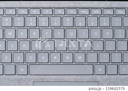 ノートパソコンのキーボード　テクノロジーイメージ 139682579