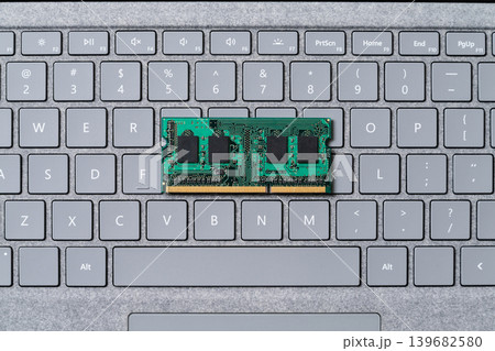 キーボードの上に乗っているメモリ テクノロジーイメージ キーボードの上に乗っているメモリ テクノロジーイメージ 139682580