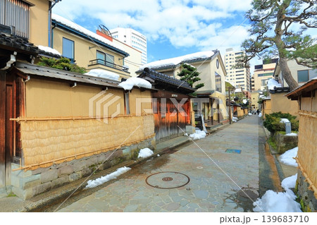 【石川県】薦掛けした長町武家屋敷跡(金沢の冬の風物詩) 【石川県】薦掛けした長町武家屋敷跡(金沢の冬の風物詩) 139683710