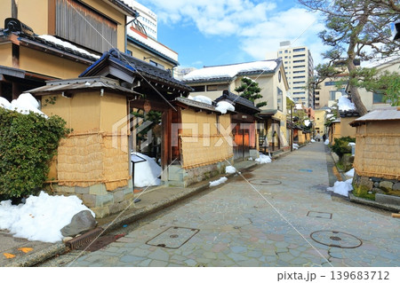 【石川県】薦掛けした長町武家屋敷跡(金沢の冬の風物詩) 【石川県】薦掛けした長町武家屋敷跡(金沢の冬の風物詩) 139683712
