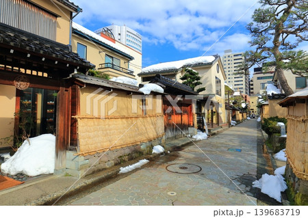 【石川県】薦掛けした長町武家屋敷跡(金沢の冬の風物詩) 【石川県】薦掛けした長町武家屋敷跡(金沢の冬の風物詩) 139683719