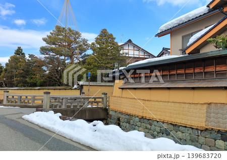 【石川県】薦掛けした長町武家屋敷跡(金沢の冬の風物詩) 【石川県】薦掛けした長町武家屋敷跡(金沢の冬の風物詩) 139683720