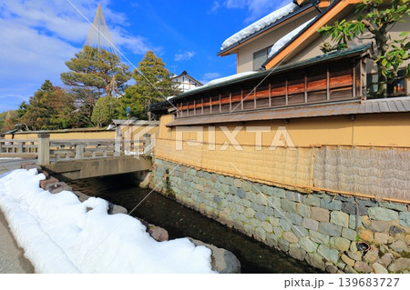 【石川県】薦掛けした長町武家屋敷跡(金沢の冬の風物詩) 【石川県】薦掛けした長町武家屋敷跡(金沢の冬の風物詩) 139683727