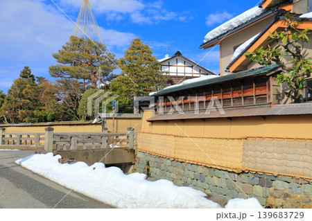 【石川県】薦掛けした長町武家屋敷跡(金沢の冬の風物詩) 【石川県】薦掛けした長町武家屋敷跡(金沢の冬の風物詩) 139683729