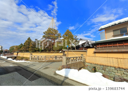 【石川県】薦掛けした長町武家屋敷跡(金沢の冬の風物詩) 【石川県】薦掛けした長町武家屋敷跡(金沢の冬の風物詩) 139683744