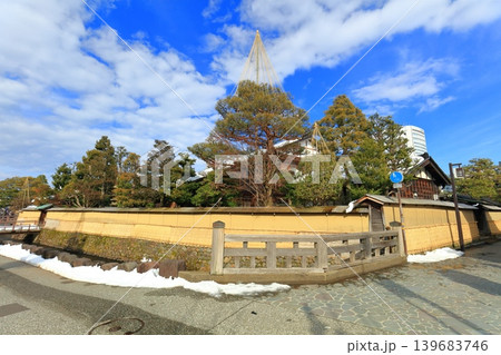 【石川県】薦掛けした長町武家屋敷跡(金沢の冬の風物詩) 【石川県】薦掛けした長町武家屋敷跡(金沢の冬の風物詩) 139683746