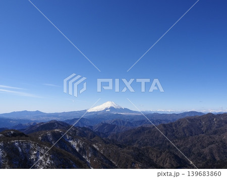 丹沢・塔ノ岳から望む冬の富士山 丹沢・塔ノ岳から望む冬の富士山 139683860