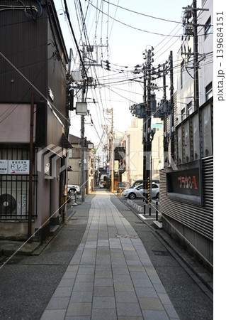 新潟市中央区古町の路地裏の風景（新潟県新潟市中央区） 139684151