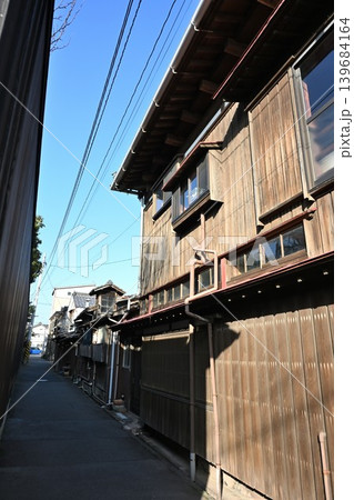 新潟市中央区古町の路地裏の風景（新潟県新潟市中央区） 139684164