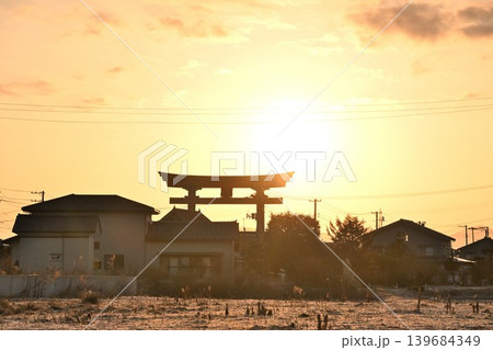 朝日に照らされる弥彦大鳥居（新潟県弥彦村） 139684349