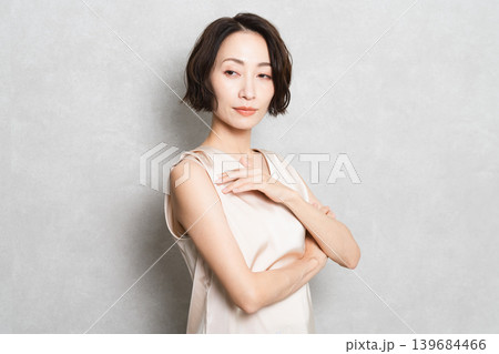 ポージングをするショートヘアの女性 ビューティイメージ ポージングをするショートヘアの女性 ビューティイメージ 139684466