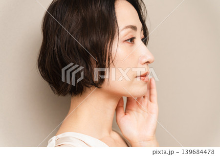 ポージングをするショートヘアの女性 ビューティイメージ ポージングをするショートヘアの女性 ビューティイメージ 139684478