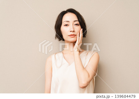 ポージングをするショートヘアの女性 ビューティイメージ ポージングをするショートヘアの女性 ビューティイメージ 139684479