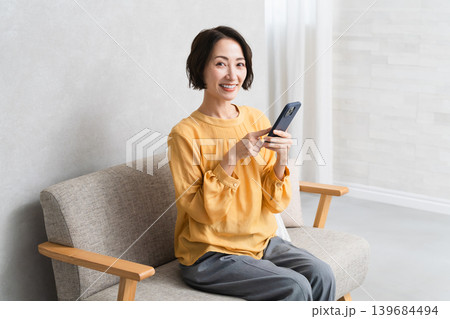 スマートフォンを操作する女性 ライフスタイルイメージ スマートフォンを操作する女性 ライフスタイルイメージ 139684494