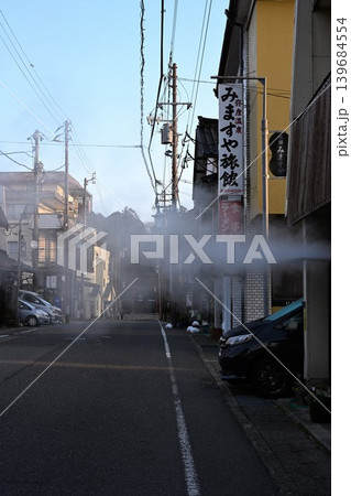 朝の弥彦温泉街の通り(新潟県弥彦村) 朝の弥彦温泉街の通り(新潟県弥彦村) 139684554