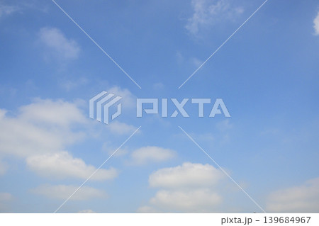 初夏の柔らかい光と青空と雲 初夏の柔らかい光と青空と雲 139684967