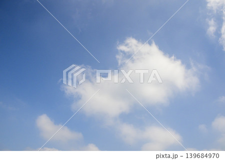 初夏の柔らかい光と青空と雲 初夏の柔らかい光と青空と雲 139684970