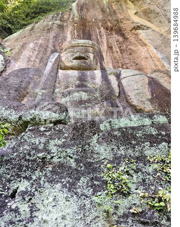 岩山に彫られた神秘の石仏 139684988