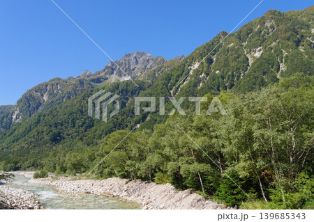横尾大橋から望む夏の穂高連峰 横尾大橋から望む夏の穂高連峰 139685343