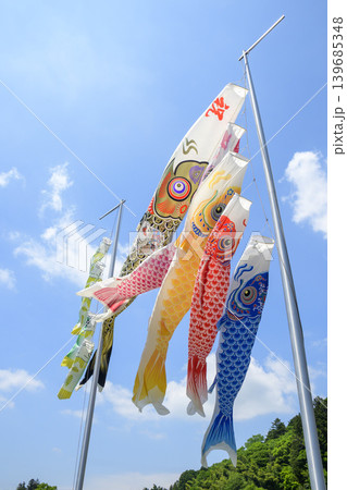 初夏の青空と里山に泳ぐ鯉のぼり 初夏の青空と里山に泳ぐ鯉のぼり 139685348