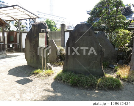 墨田区向島の長命寺にある古い石碑(松尾芭蕉の句碑など) 墨田区向島の長命寺にある古い石碑(松尾芭蕉の句碑など) 139685424