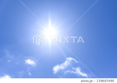 眩しい太陽と白い雲が浮かぶ夏空の背景素材 横浜 眩しい太陽と白い雲が浮かぶ夏空の背景素材 横浜 139685490