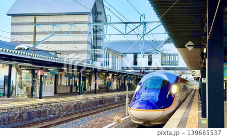 山形新幹線「つばさ」停車中の東日本旅客鉄道(JR東日本)奥羽本線かみのやま温泉駅〈山形県上山市〉 山形新幹線「つばさ」停車中の東日本旅客鉄道(JR東日本)奥羽本線かみのやま温泉駅〈山形県上山市〉 139685537