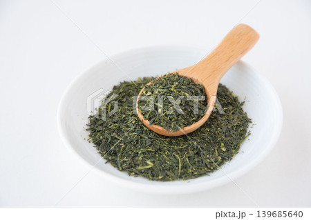 小皿に盛った緑茶の茶葉アップ 小皿に盛った緑茶の茶葉アップ 139685640