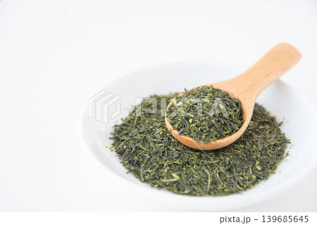 小皿に盛った緑茶の茶葉アップ 小皿に盛った緑茶の茶葉アップ 139685645