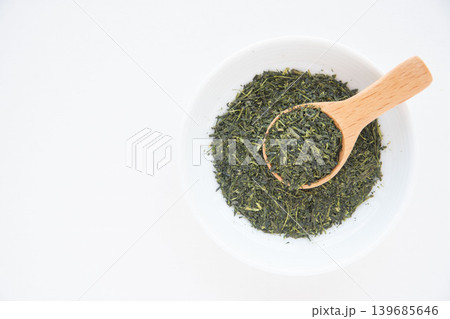 小皿に盛った緑茶の茶葉アップ 小皿に盛った緑茶の茶葉アップ 139685646