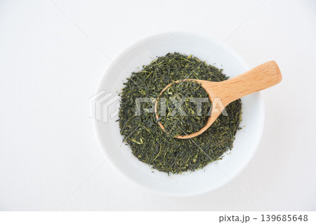 小皿に盛った緑茶の茶葉アップ 小皿に盛った緑茶の茶葉アップ 139685648