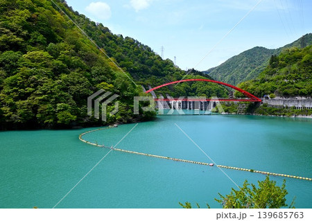 黒部渓谷うなづき湖に架かるニールセンローゼ橋 黒部渓谷うなづき湖に架かるニールセンローゼ橋 139685763