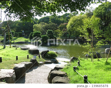 墨田区の隅田公園にある日本庭園のひょうたん池 墨田区の隅田公園にある日本庭園のひょうたん池 139685878