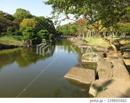 墨田区の隅田公園にある日本庭園のひょうたん池 墨田区の隅田公園にある日本庭園のひょうたん池 139685882