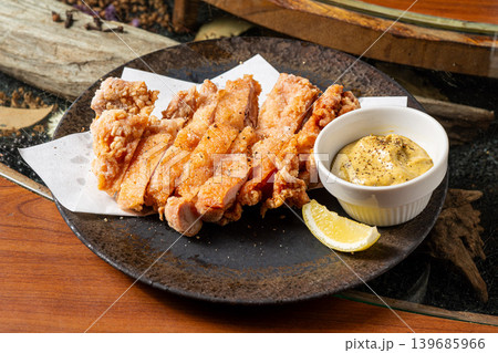 鶏ももの唐揚げ ジューシーな人気揚げ物料理 鶏ももの唐揚げ ジューシーな人気揚げ物料理 139685966