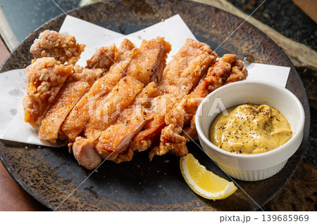 鶏ももの唐揚げ ジューシーな人気揚げ物料理 鶏ももの唐揚げ ジューシーな人気揚げ物料理 139685969