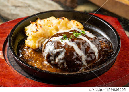 煮込みハンバーグ デミグラスソースの洋食定番料理 139686005