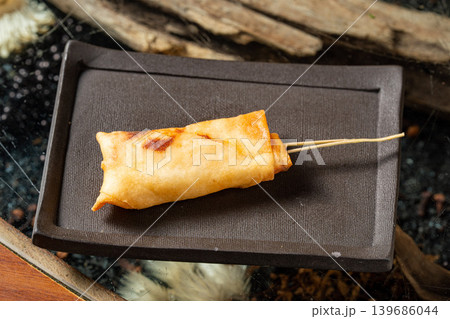 サーモンの春巻き サクサク食感の創作揚げ料理 サーモンの春巻き サクサク食感の創作揚げ料理 139686044