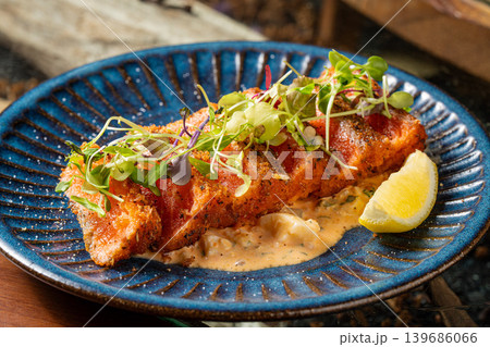 サーモンレアカツ レア食感が楽しめる創作海鮮カツ 139686066