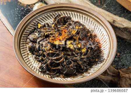 イカ墨パスタ 濃厚な旨味が広がる黒いスパゲッティ イカ墨パスタ 濃厚な旨味が広がる黒いスパゲッティ 139686087