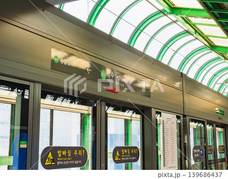 ソウルの地下鉄 ソンス駅 ソウルの地下鉄 ソンス駅 139686437