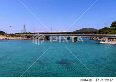 高知・柏島のエメラルドブルーの海と青い空 高知・柏島のエメラルドブルーの海と青い空 139686642