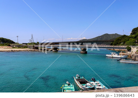 高知・柏島のエメラルドブルーの海と青い空 高知・柏島のエメラルドブルーの海と青い空 139686643