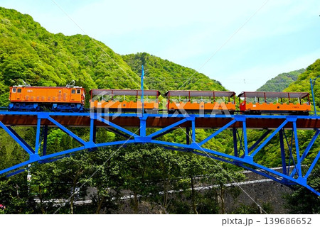 あとびき橋を渡る黒部渓谷トロッコ電車の模型 あとびき橋を渡る黒部渓谷トロッコ電車の模型 139686652