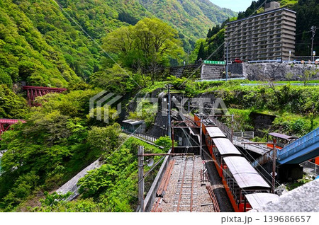 いよいよ出発するトロッコ電車 139686657