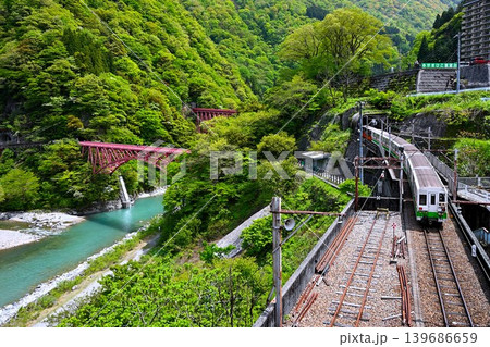 宇奈月駅から出発したばかりのトロッコ電車 139686659