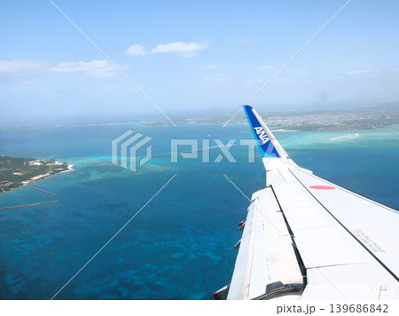 飛行機から見た青い海・伊良部大橋と宮古島 139686842