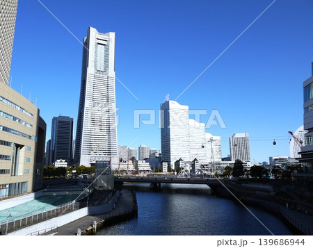青空に映えるみなとみらいの風景 139686944