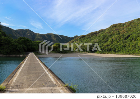 高知・四万十市の新緑に包まれる三里沈下橋 139687020